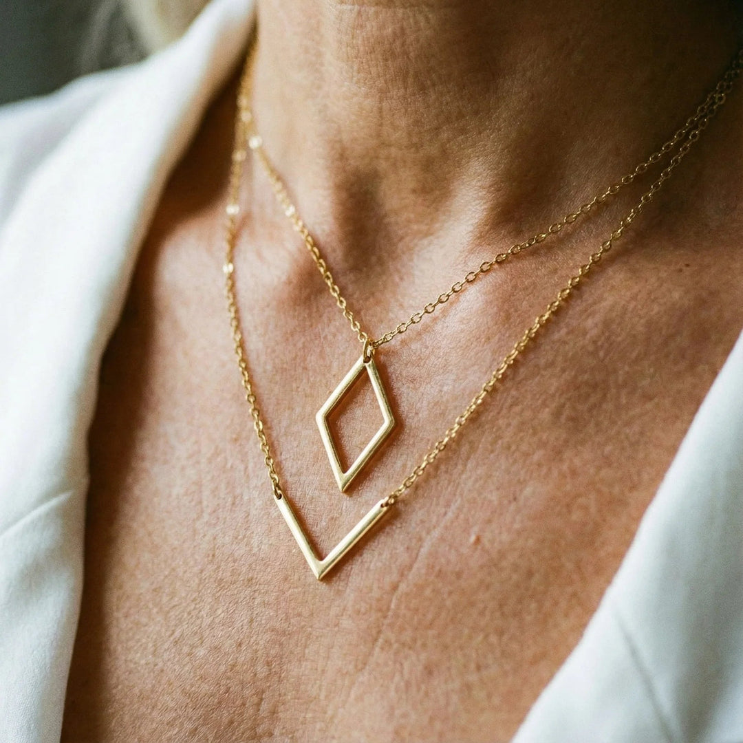 Yarabella - Geometrik V Sekilli Kolye ucu ile Zarif Kolye